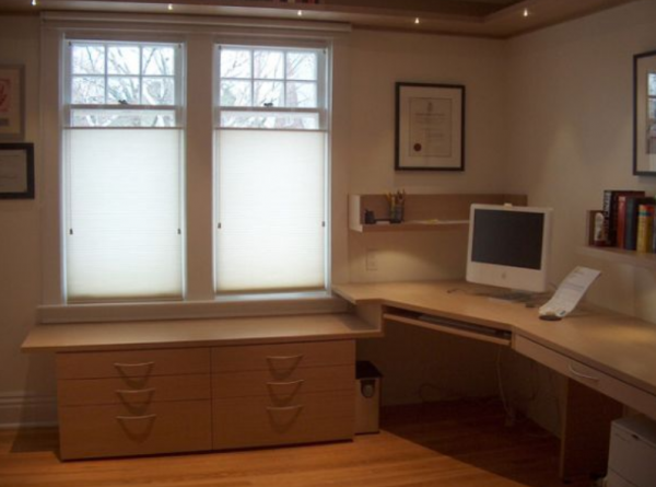 Meja kerja dengan desain sudut untuk maksimalkan ruang